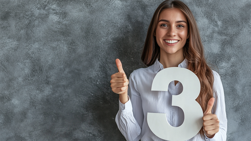 ITIL v3 Foundation als Voraussetzung für alle ITIL4 Intermediate Schulungen bestätigt Frau mit Zahl 3 und Daumen hoch