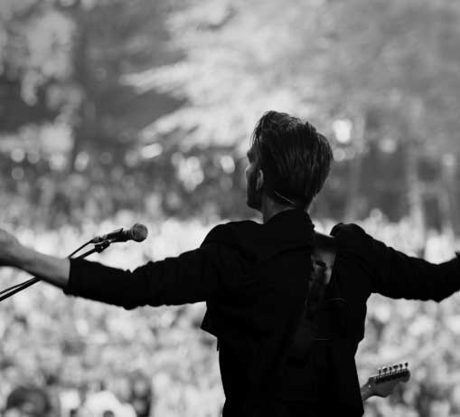 SERVIEW GmbH Erfolg Mensch vor Publikum